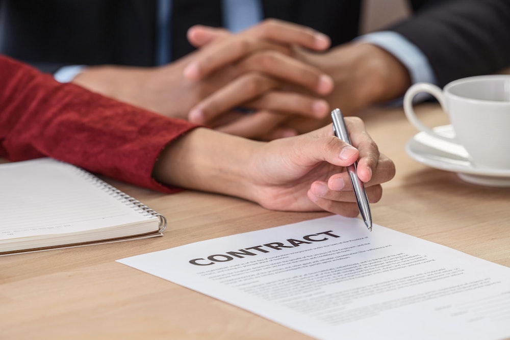 Décryptage des implications juridiques des contrats de travail