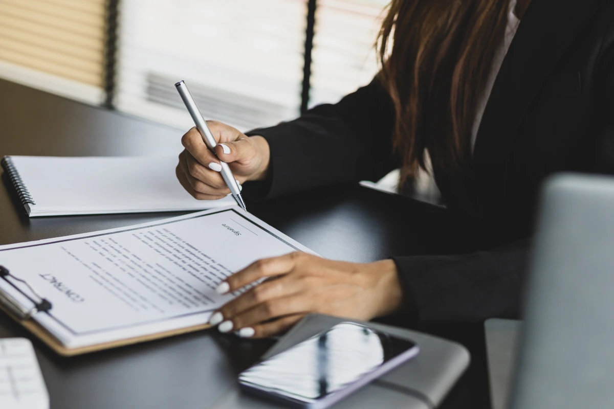 Le Dol en Droit des Contrats : Comprendre et Anticiper les Risques Juridiques