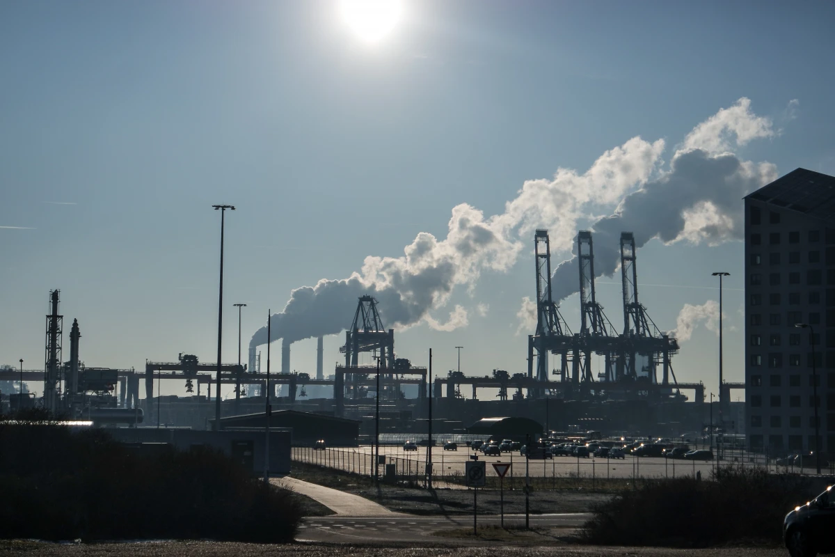 Sanctions pour violation des normes environnementales dans les industries lourdes : Un enjeu majeur pour la protection de l'écosystème